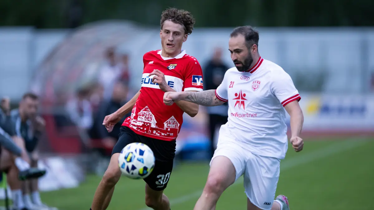 Henoch Grauer (links) und die TSG Balingen verloren auf dramatische Art und Weise mit 1:2 gegen den SSV Reutlingen.