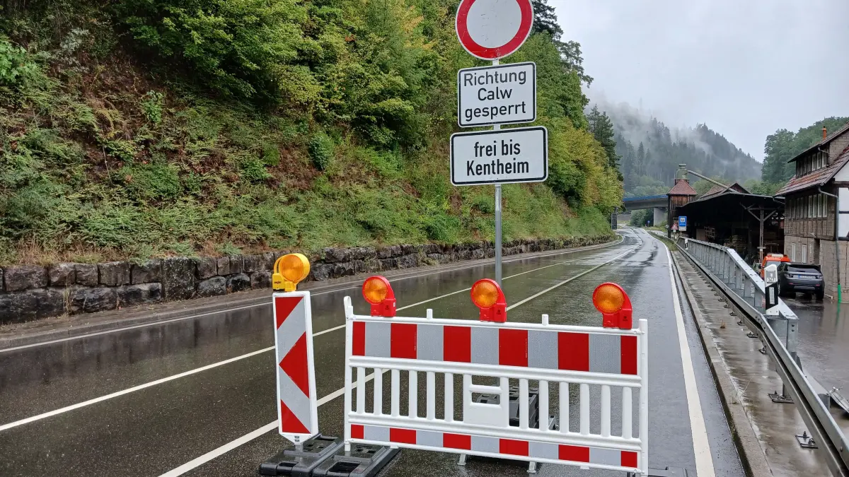 Wegen eines drohenden Felssturzes ist die B463 zwischen Calw und Kentheim bis auf Weiteres gesperrt.