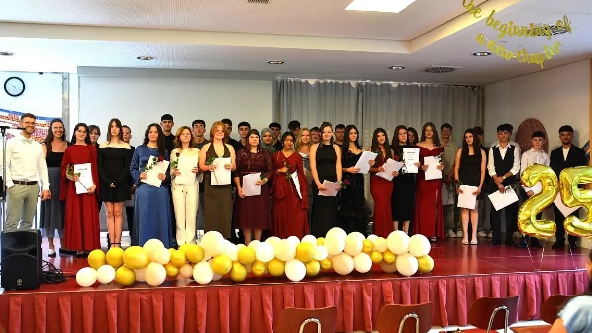 Die Schülerinnen und Schüler der Lerngruppe 9c freute sich über ihre Abschlusszeugnisse.