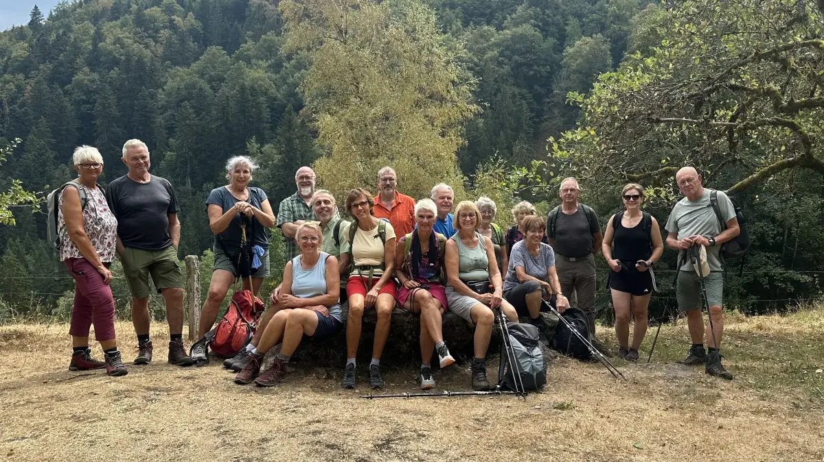 18 Hardter Wanderer haben bei einer anspruchsvollen Tour rund um die Wilde Gutach gleich mehrere Wasserfälle und einen aussichtsreichen Felsen entdeckt - hier am Rastplatz bei den Zweribachwasserfällen.