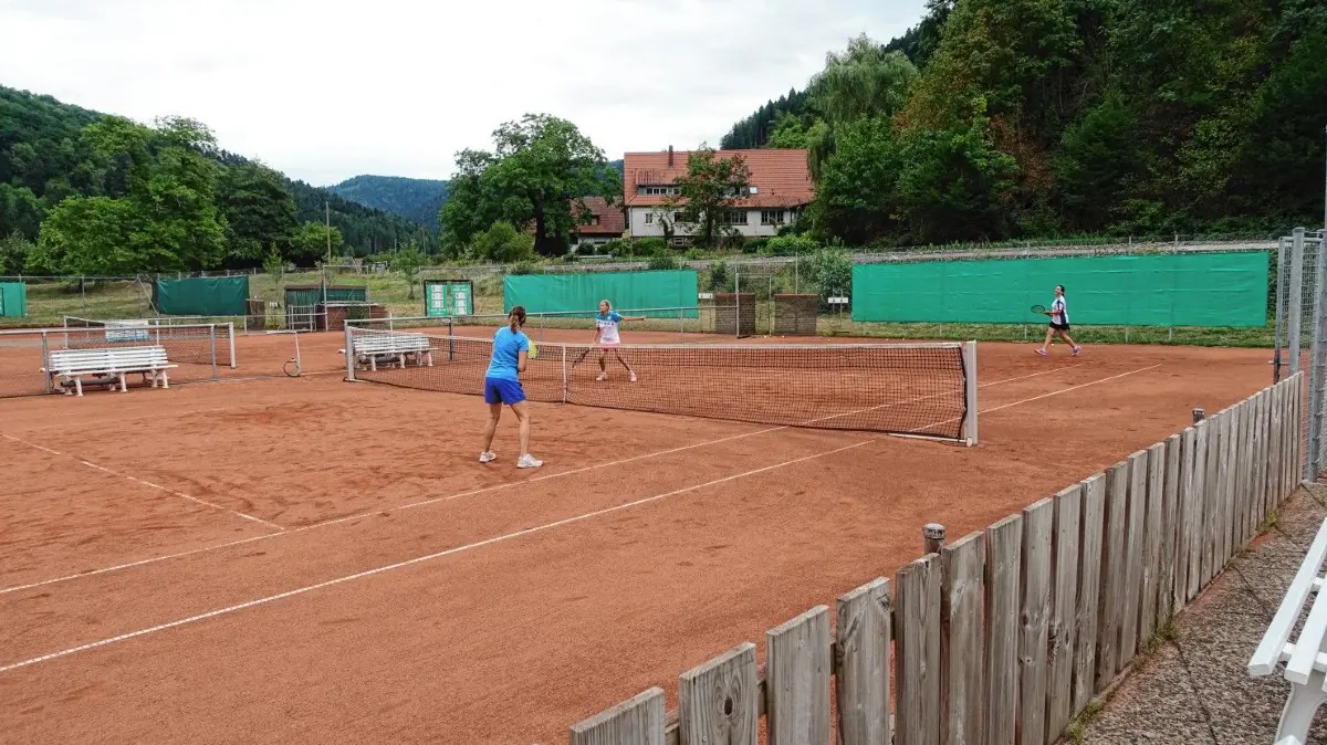 Das Training auf den Plätzen des Tennisclubs wird in Dürreperioden zunehmend schwieriger.