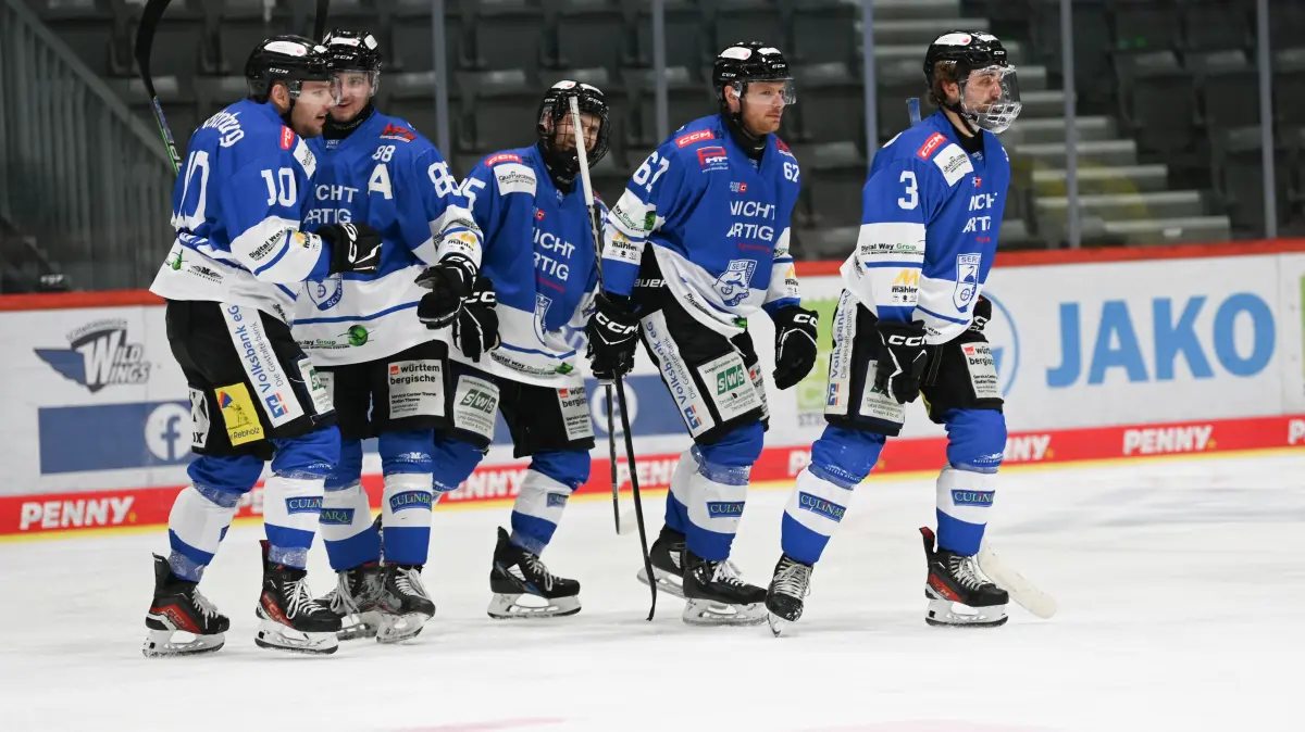 Torjubel
beim Serc Fire Wings vs Zweibrücken Hornets am 04.10.2025 in Schwenningen
SERC Fire Wings (blau), Zweibrücken Hornets (gelb)