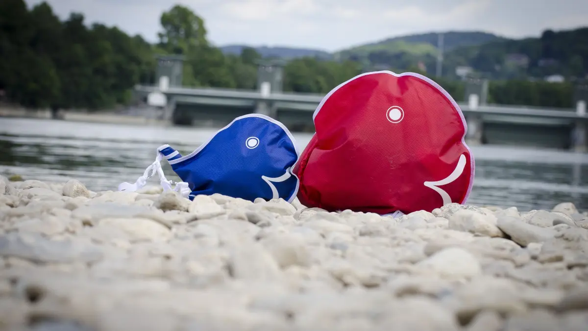 Ein Rheinschwumm ohne Wickelfisch? Kaum vorstellbar. Das praktische Utensil hält die Kleidung trocken und dient als Auftriebsmittel.