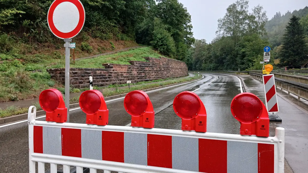 Die B463 zwischen Calw und Kentheim war wegen Gefahr im Verzug einige Stunden voll gesperrt.