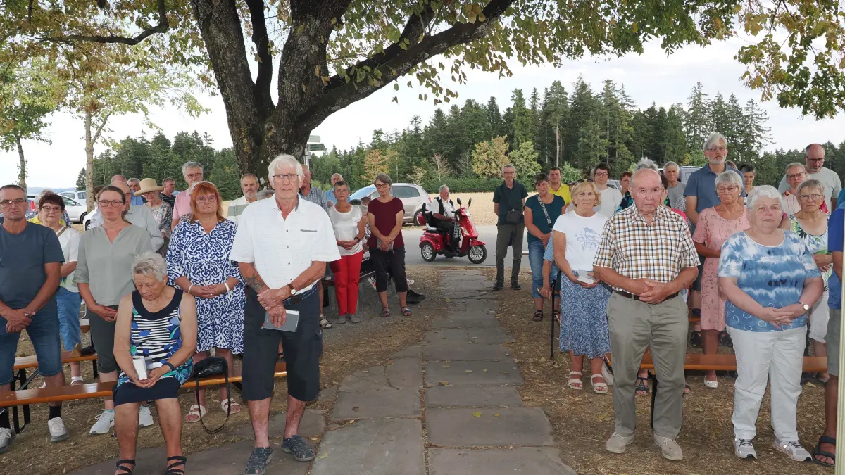 Zur Kräuterweihe zum Fest Mariä Himmelfahrt brachten neben den Bösingern auch viele auswärtige Kirchenbesucher Kräuterbüschel.