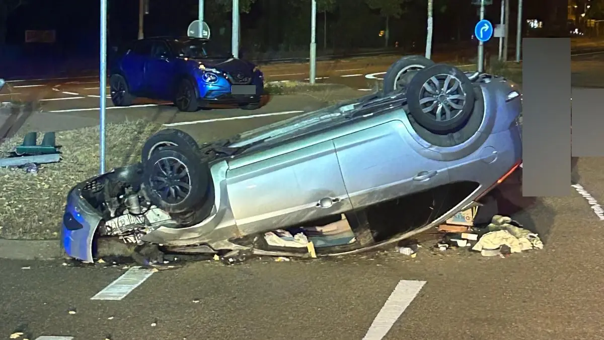 Der Wagen überschlug sich bei dem Unfall. Verletzt wurde niemand.