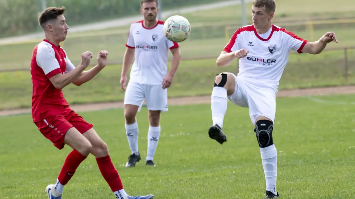 Die SG Spielberg/Berneck/Zwerenberg (in Weiß) startete mit einer 2:3-Niederlage im Bezirkspokal in Sulz in die neue Saison.