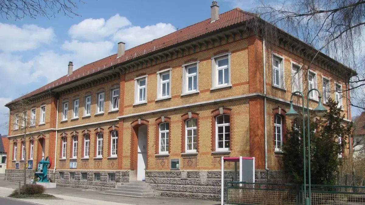Über die Zukunft der Riedschule ist noch nichts entschieden. Derzeit läuft eine wissenschaftliche Untersuchung der Waagen- und Gewichte-Sammlung.
