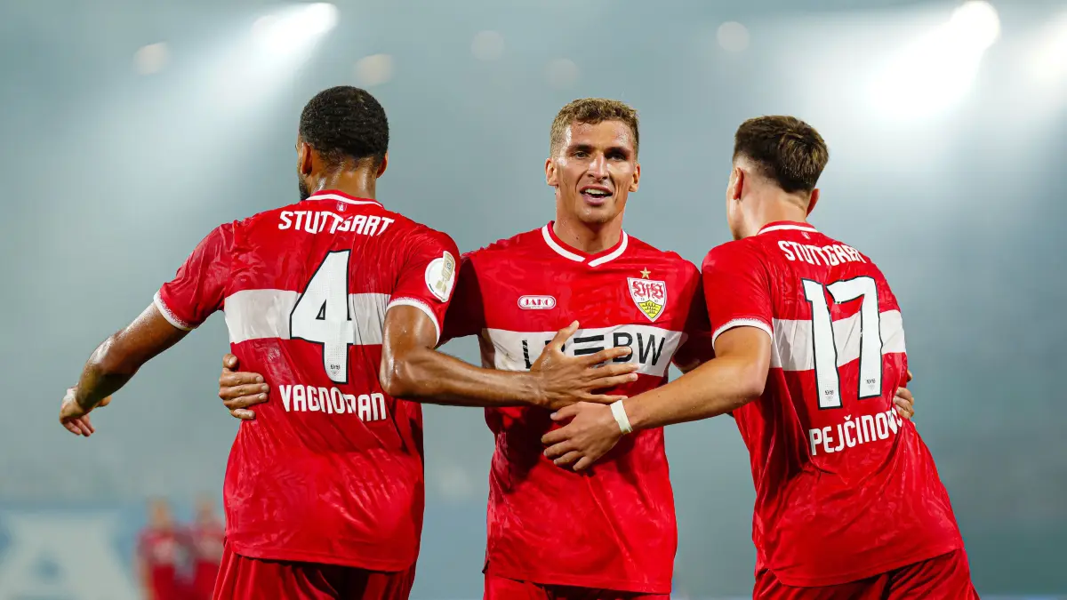 GER, FC Hansa Rostock vs. VfB Stuttgart, Fußball, DFB-Pokal, 1. Runde, Saison 2026/2027, 21.08.2026: Torjubel VfB Stuttgart nach Tor zum 0:4 Dzenan Pejcinovic (VfB Stuttgart, #17)
GER, FC Hansa Rostock vs. VfB Stuttgart, Fußball, DFB-Pokal, 1. Runde, Saison 2026/2027, 21.08.2026
Foto: Eibner-Pressefoto/Marcel von Fehrn