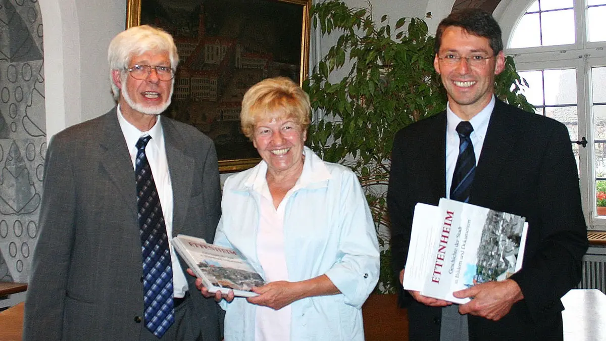 Eines der wenigen Male, das Ulrike Hiller nicht hinter, sondern vor der Kamera steht: Im Jahr 2005 übergab sie gemeinsam mit Bernhard Uttenweiler und Bürgermeister Bruno Metz das Buch zum Stadtjubiläum.