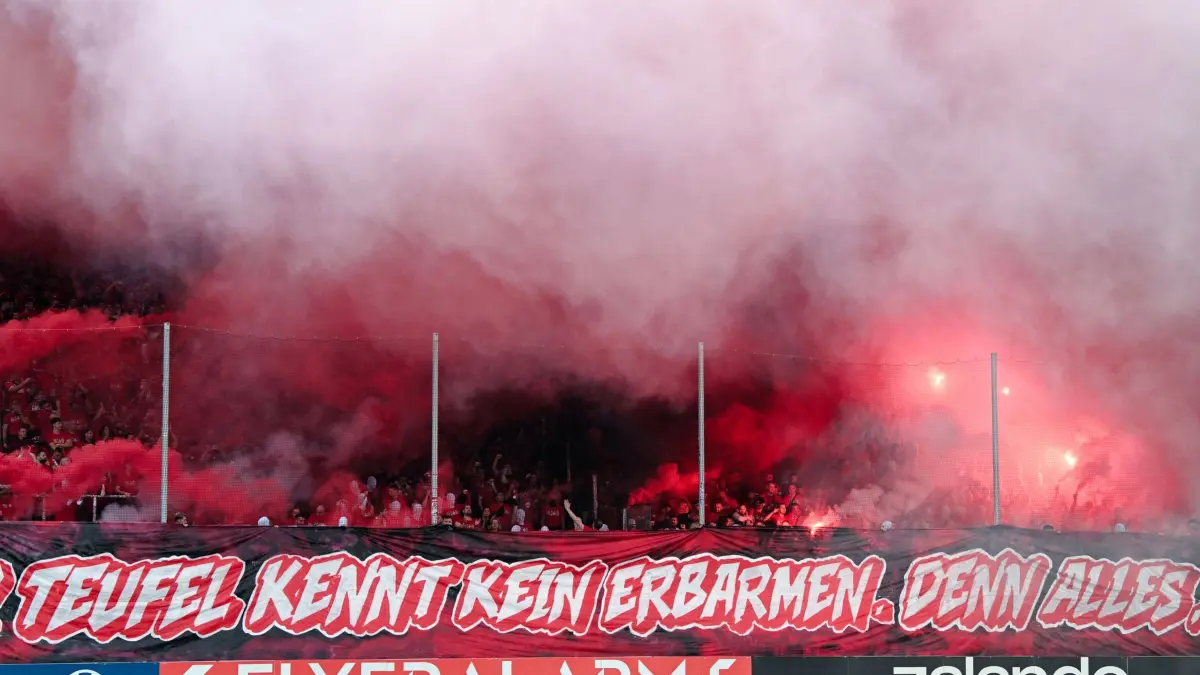 SV Waldhof Mannheim - 1. FC Kaiserslautern: 21.08.2026, Baden-Württemberg, Mannheim: Fußball, Männer: DFB-Pokal, SV Waldhof Mannheim - 1. FC Kaiserslautern, 1. Runde, Carl-Benz-Stadion. Kaiserslauterns Fans zünden Pyrotechnik. Foto: Uwe Anspach/dpa - WICHTIGER HINWEIS: Gemäß den Vorgaben der Bundesliga bzw. des DFB Deutscher Fußball-Bund ist es untersagt, in dem Stadion und/oder vom Spiel angefertigte Fotoaufnahmen in Form von Sequenzbildern und/oder videoähnlichen Fotostrecken zu verwerten bzw. verwerten zu lassen. +++ dpa-Bildfunk +++