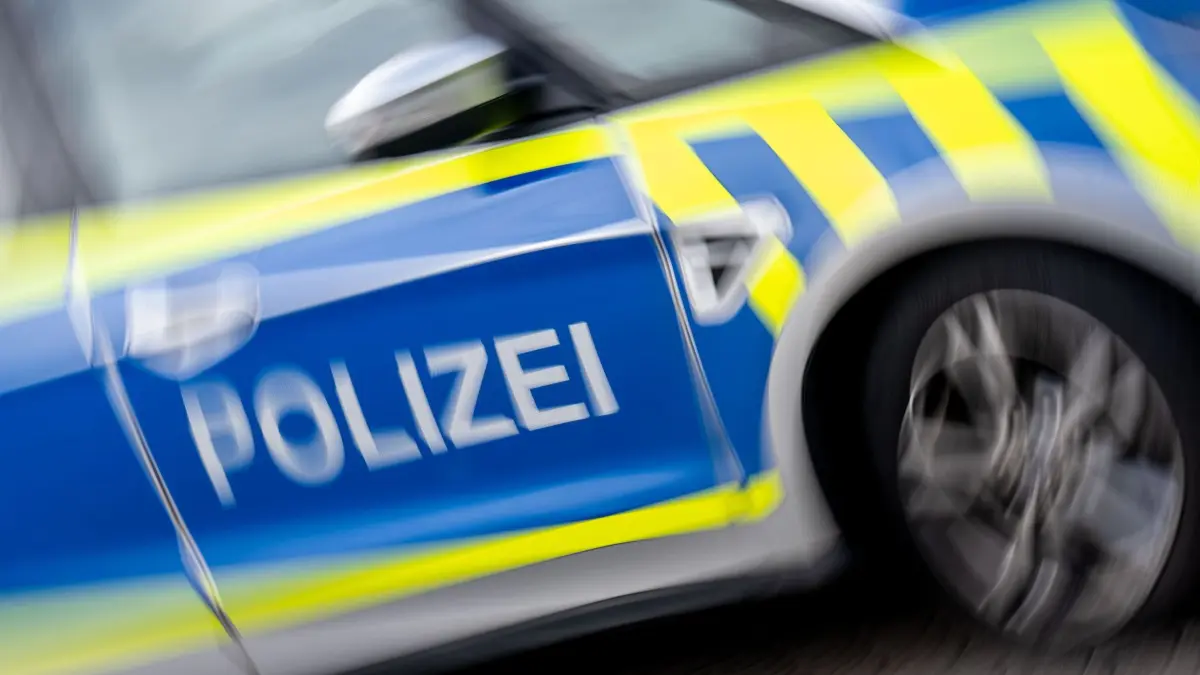 Polizei: SYMBOLBILD - 19.02.2024, Sachsen-Anhalt, Könnern: Ein Polizeifahrzeug. (zu dpa: «Frau an Bahnhof von durchfahrendem ICE tödlich verletzt») Foto: Hendrik Schmidt/dpa +++ dpa-Bildfunk +++