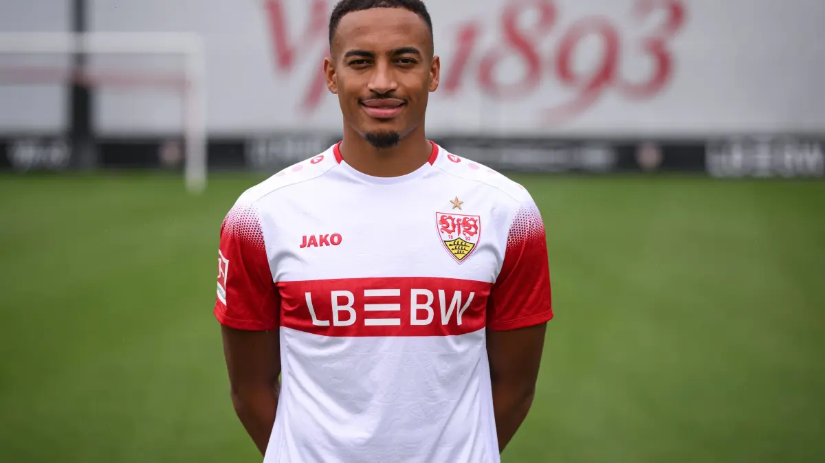 Fussball 1. Bundesliga 2026/2027: Fototermin beim VfB Stuttgart: FUSSBALL 1. BUNDESLIGA SAISON 2026/2027 18.08.2026 Portraettermin beim VfB Stuttgart auf dem Trainingsgelaende: Jamie Leweling *** SOCCER: BUNDESLIGA 1, 20262027 SEASON, August 18, 2026: Photo shoot at VfB Stuttgarts training facility with Jamie Leweling