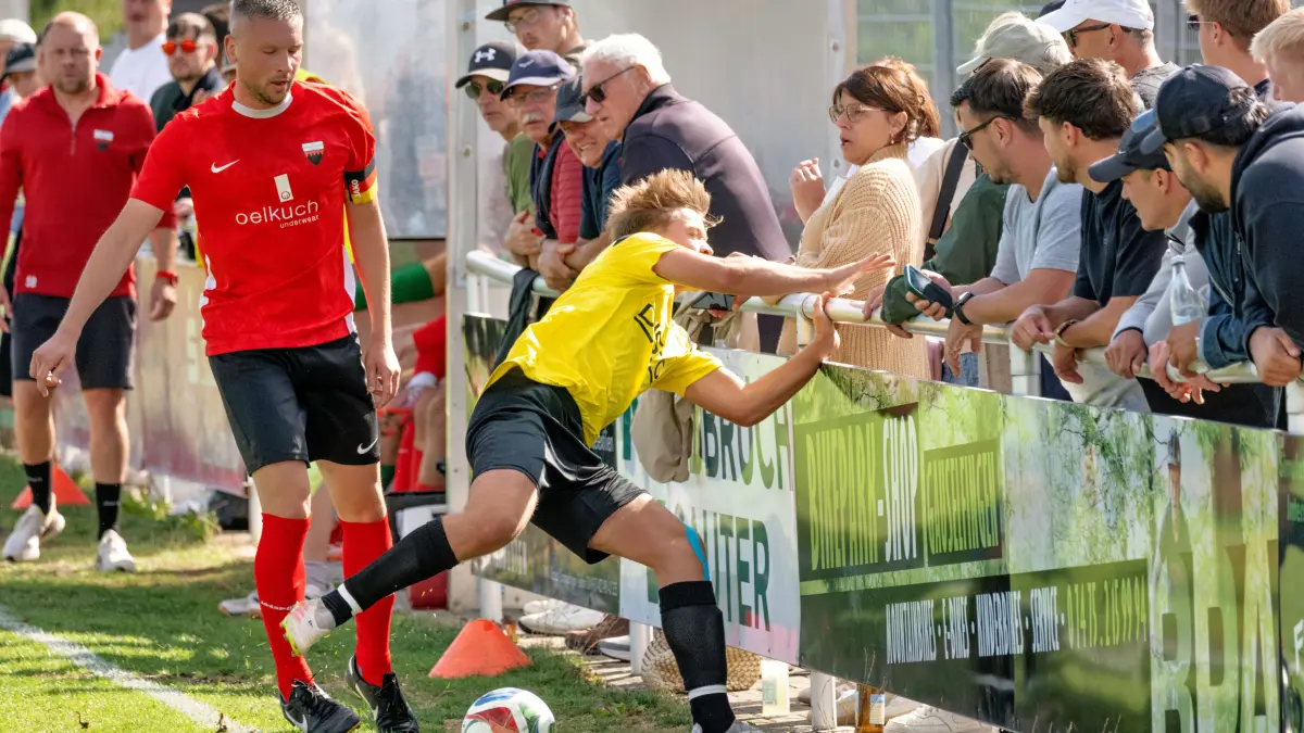 TSV Harthausen/Scher I vs SGM ZimmernII/Horgen I, Fussball, Bezirksliga, 22.08.2026: Aron Jauch (SGM Zimmern II/Horgen I) knallt im im Zweikampf, Aktion, mit Fabian Maier (TSV Harthausen/Scher I) gegen die Bande
TSV Harthausen/Scher I vs SGM ZimmernII/Horgen I, Fussball, Bezirksliga, 22.08.2026
Foto: Eibner-Pressefoto/Eky Eibner