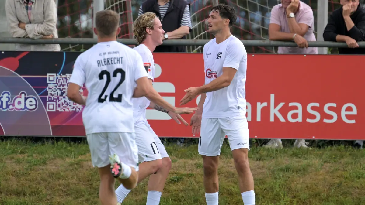 Dominik Emminger (rechts) war einer von zwei Doppelpackern beim 5:0-Sieg der Nullachter in Gmünd.