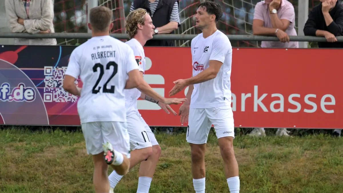 Dominik Emminger (rechts) war einer von zwei Doppelpackern beim 5:0-Sieg der Nullachter in Gmünd.