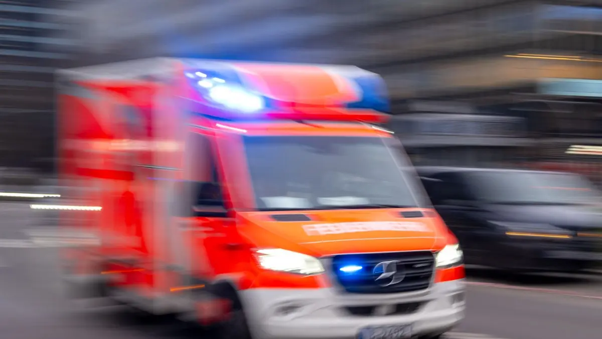 Krankenwagen im Einsatz: ARCHIV - 08.02.2024, Berlin: Ein Rettungswagen fährt mit Blaulicht zum Einsatz (Aufnahme mit Langzeitbelichtung). (zu dpa: «Vier Verletzte nach Kollision auf B202») Foto: Monika Skolimowska/dpa +++ dpa-Bildfunk +++