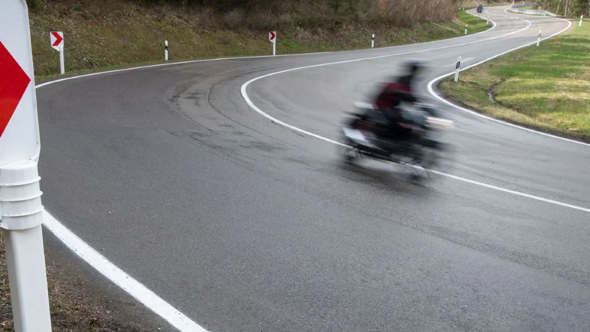 Motorrad (Symbolbild): ARCHIV - 13.04.2018, Baden-Württemberg, Balingen-Weilstetten: Ein Motorradfahrer fährt auf einer Landstraße. (zu dpa: «Motorradfahrer stürzt bei Stuntversuch») Foto: Marijan Murat/dpa +++ dpa-Bildfunk +++