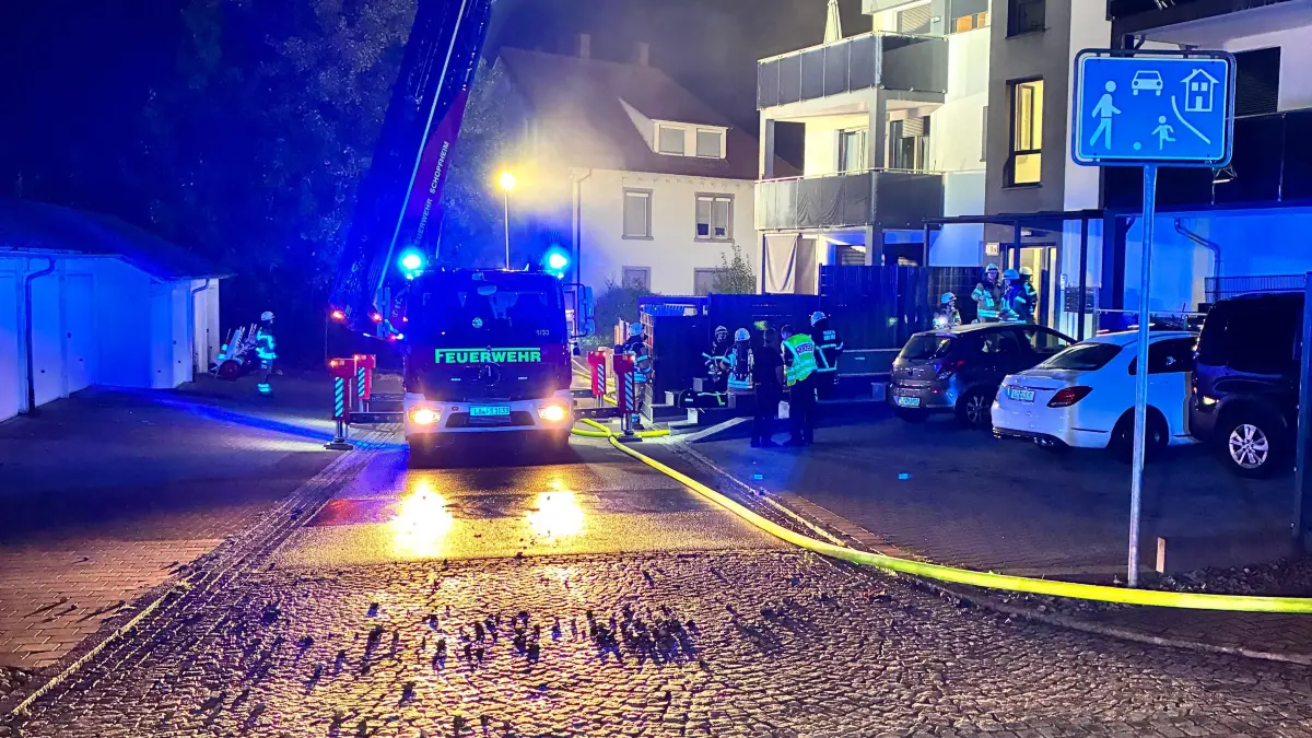 Das Feuer war in einer Wohnung im ersten Stock ausgebrochen.