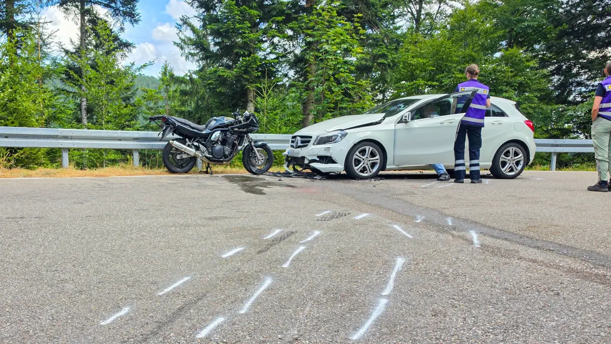 Für einen 50-jährigen Biker kam am Sonntagmittag bei Seebach jede Hilfe zu spät: Er starb nachdem er aus ungeklärter Ursache zu Fall kam und anschließend mit einem Auto zusammenkrachte.