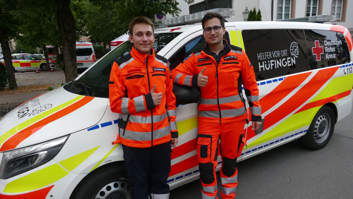 Die DRK-Helfer Miguel Meinhardt (links) und Mete Ünal freuen sich über das neue Einsatzfahrzeug.