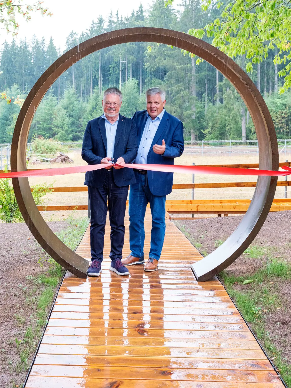 Roland Wehrle und Thomas Müller (rechts) eröffnen den neu gestalteten Denkmal.Platz.