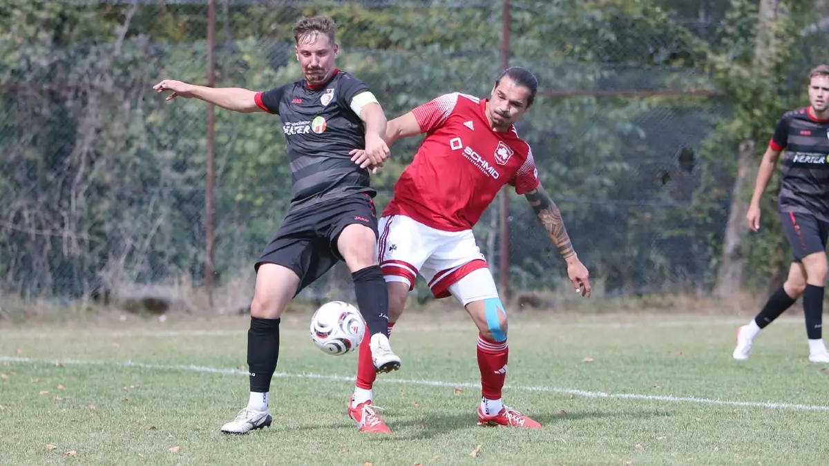 Die Salzstetter um Lukas Wuzik (in Rot) schafften gegen Mitaufsteiger SV Schönbronn den besseren Start in die Saison.