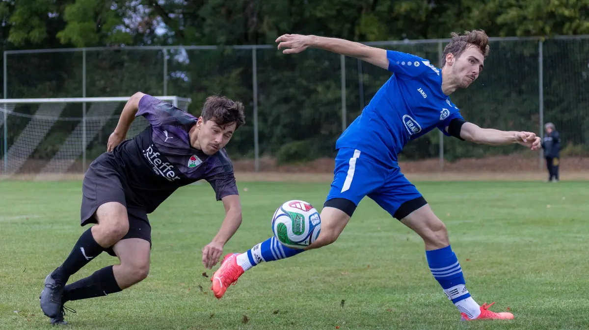 Ein torreiches Duell sahen die Zuschauer zum Saisonstart – hier Jan Pfeffer (SG Felldorf-Bierlingen, scharze Trikots) und Justus Ruggaber (SG Ahldorf-Mühlen-Dettense im Zweikampf.