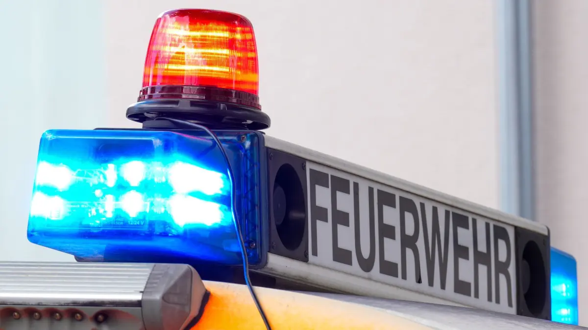 Feuerwehr-Einsatz: PRODUKTION - 11.08.2026, Berlin: Ein Fahrzeug der Feuerwehr steht mit eingeschaltetem Blaulicht am Einsatzort. (zu dpa: «Modegeschäft in Heidelberg brennt - Hoher Sachschaden») Foto: Soeren Stache/dpa +++ dpa-Bildfunk +++