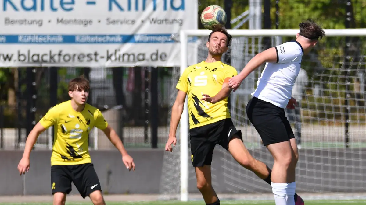Der SV Oberschopfheim (in Gelb) und der FV Dinglingen schenkten sich am Sonntag im Derby nichts.