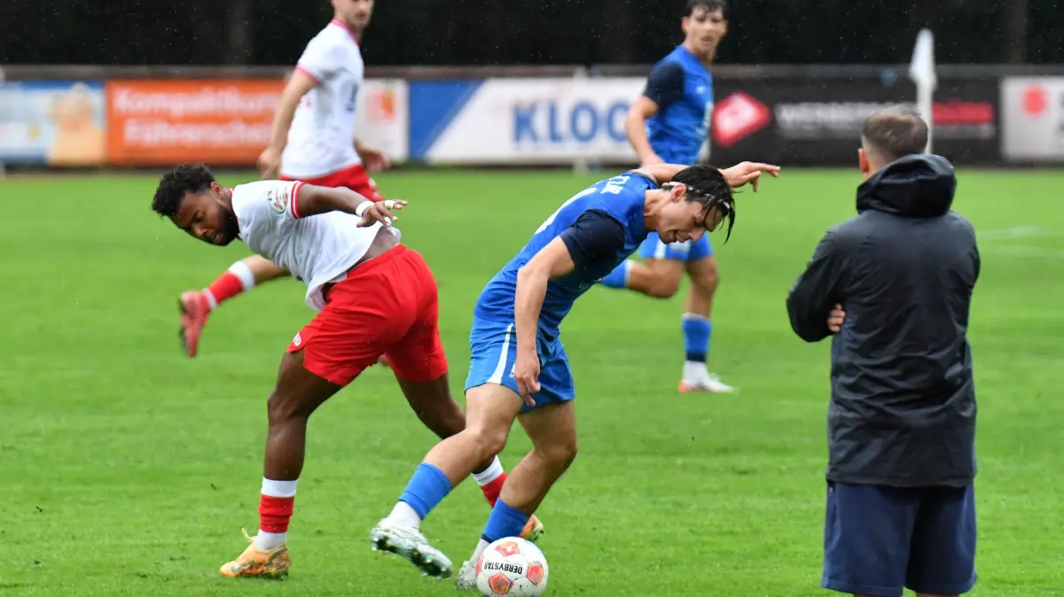 Der SC Lahr – hier Leon Bross im Duell mit einem Denzlinger – steht nach zwei Spieltagen in der Verbandsliga noch ohne Punkt da.