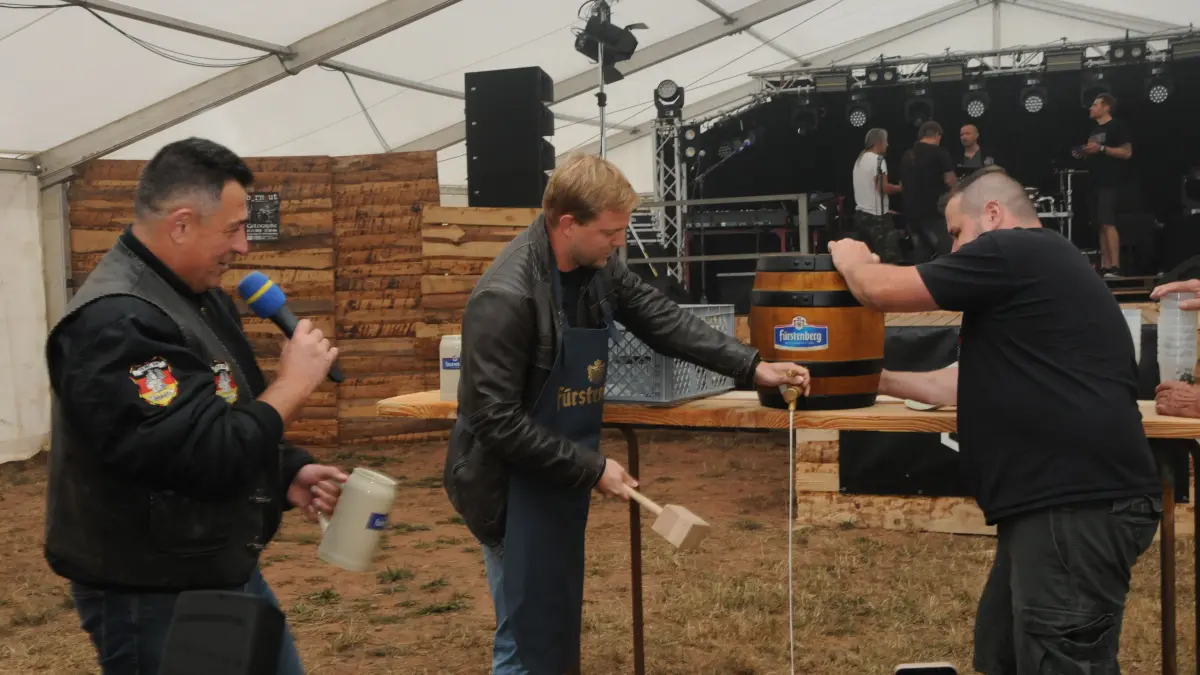 Bürgermeister Michael Moosmann lässt in Hardt das Festbier fließen - mit Dietmar Flaig und Armin Klausmann.