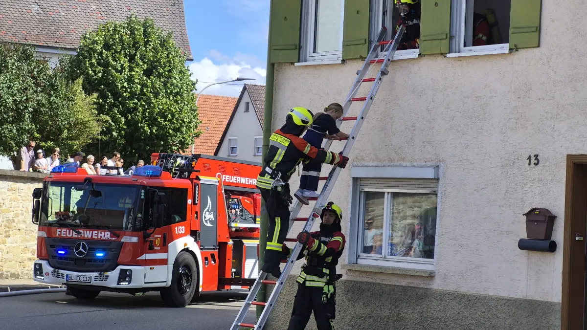 Fünf im Gebäude eingeschlossene Personen mussten bei der Übungvon den Einsatzkräften gerettet werden.
