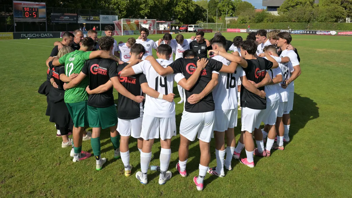 Die Akteure des FC 08 Villingen bekamen nach dem 5:0-Erfolg in Schwäbisch Gmünd im anschließenden Mannschaftskreis vermutlich positive Worte zu hören.