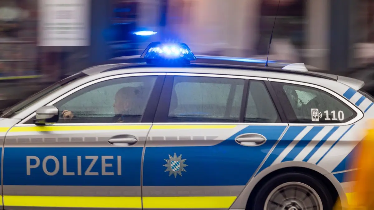 Polizeiwagen Symbolbild: ARCHIV - 12.05.2021, Bayern, München: Ein Polizeiwagen fährt mit Blaulicht zu einem Einsatz. (zu dpa: «Autofahrer kollidiert mit zehn geparkten Wagen») Foto: Peter Kneffel/dpa +++ dpa-Bildfunk +++