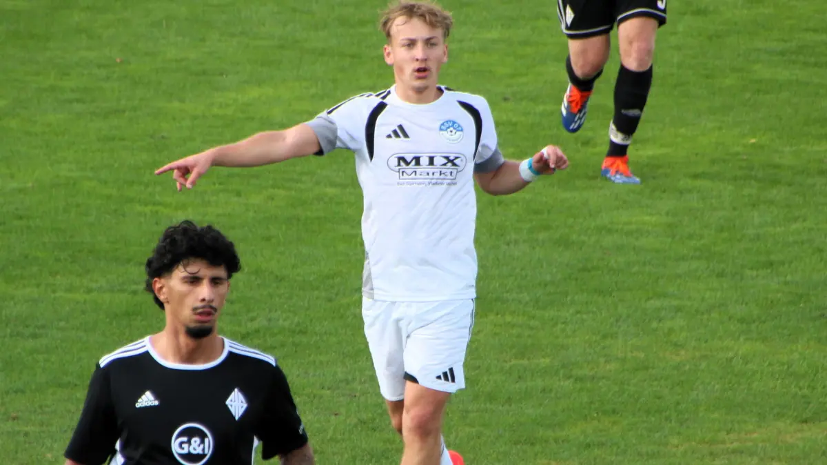 David Seiferling zeigt an, wohin er den Ball haben will. Der BSV-Spieler erzielte gegen Gechingen drei Tore.