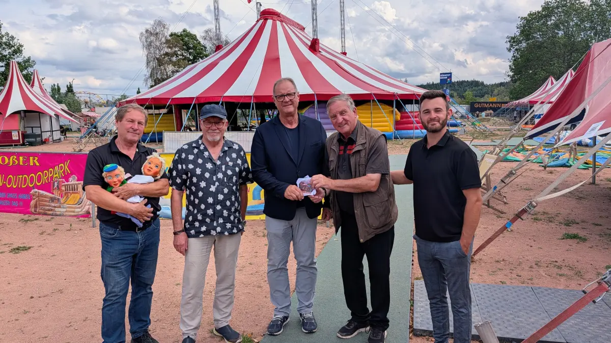 Jürgen Steiert vom Sigmaringer Puppentheater (von links), Roland Besch vom Verein Pfiffikus, Oberbürgermeister Jürgen Roth, Dieter Sirringhaus vom Verein Pfiffikus und Jeffrey Bügler vom Zirkus Enrico zeigen sich mit dem bisherigen Verlauf der Abenteuerwelt zufrieden.