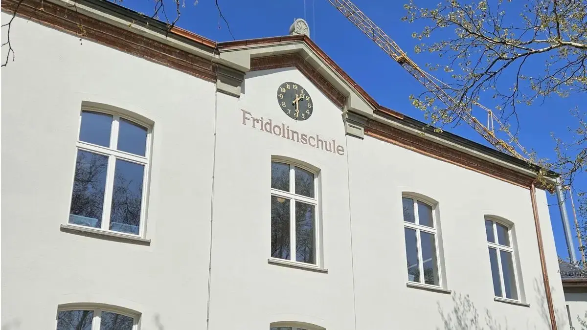 Die Sanierung der Fridolinschule wurde teurer als geplant. Im vergangenen Jahr aber konnte das millionenschwere Projekt erfolgreich abgeschlossen werden. Dabei galt es unter anderem Denkmalschutz und Nachhaltigkeit unter einen Hut zu bringen.