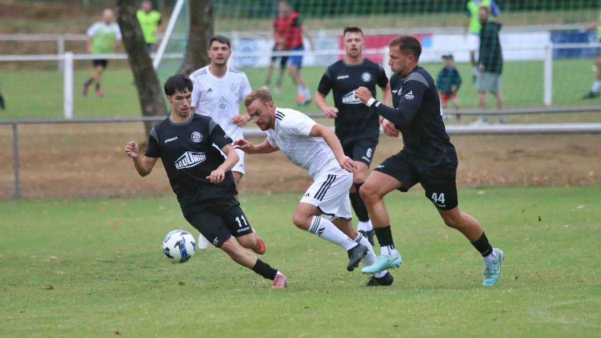 Keinen Sieger gab es im Lokalschlager zwischen dem VfB Bösingen und dem SV Zimmern. Die späte Führung des Gäste glichen die Hausherren noch zum 1:1 aus.