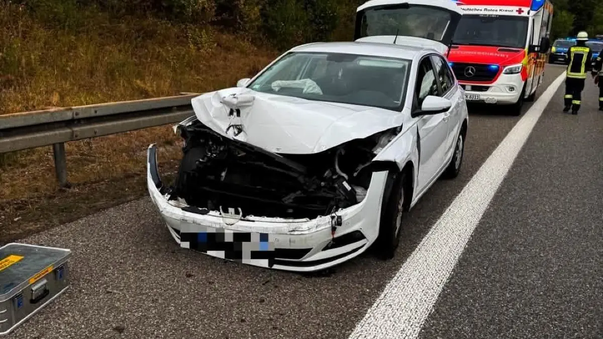 Auf der Bundesautobahn 98 kam es am Freitagmittag zu einem Unfall. Die Feuerwehr beseitigte die Trümmerteile von der Fahrbahn.