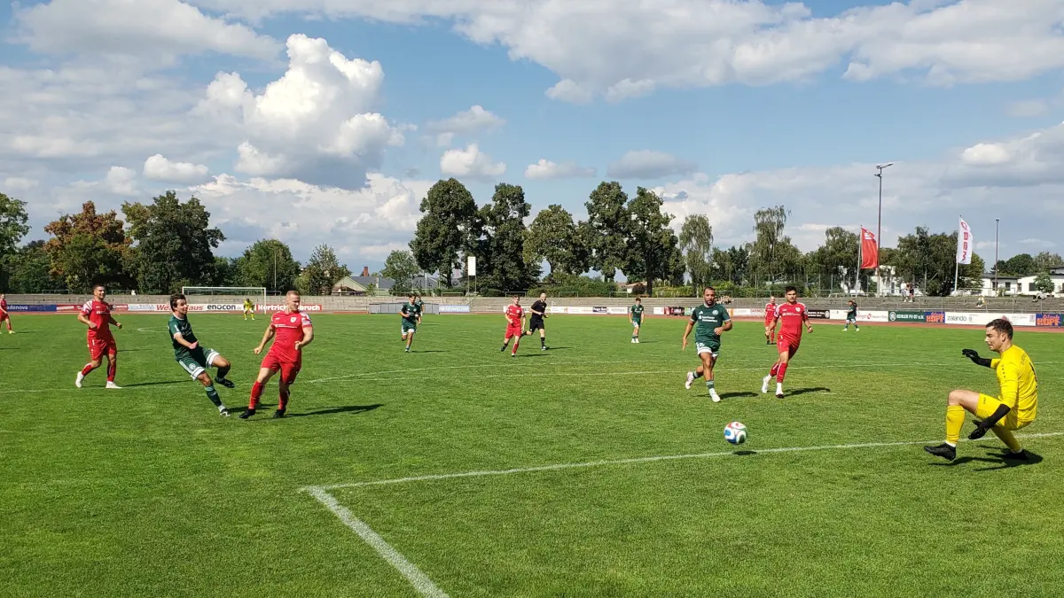 Oberwolfachs Torwart Oliver Mai klärt hier gegen Roman Hryshchenko vom Kehler FV.