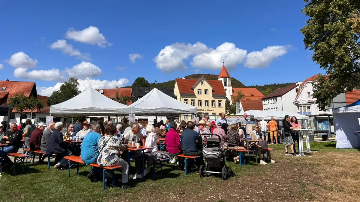 Der Andrang bei der inoffiziellen Eröffnung war groß: Der neue Rathausplatz in Truchtelfingen bringt einige Neuerungen mit sich.