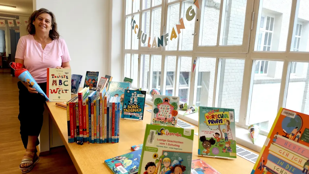 Margit Haunschild hat für die künftigen Erstklässler eigens einen Tisch mit einer bunten Mischung von Schulanfangslektüre aufgebaut. Außerdem bekommt jedes Kind zur Einschulung ein Buch geschenkt.
