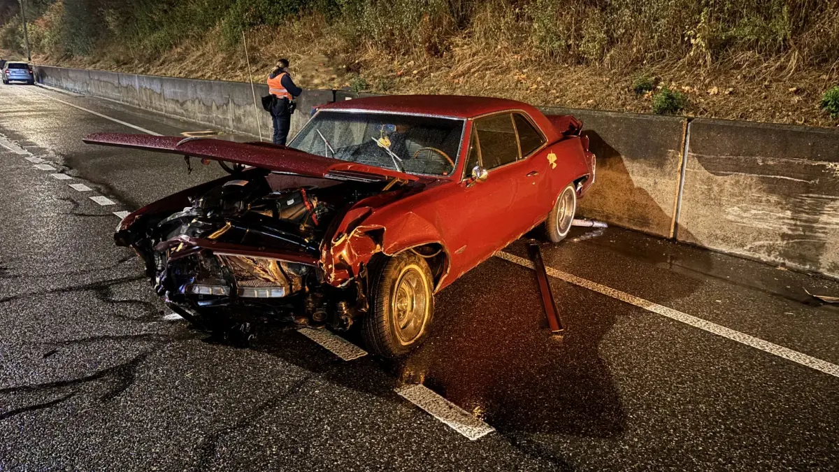 In Münchenstein hat ein Fahrer die Kontrolle über sein Auto verloren. Die Ursache ist noch ungeklärt. Das Fahrzeug musste abgeschleppt werden.