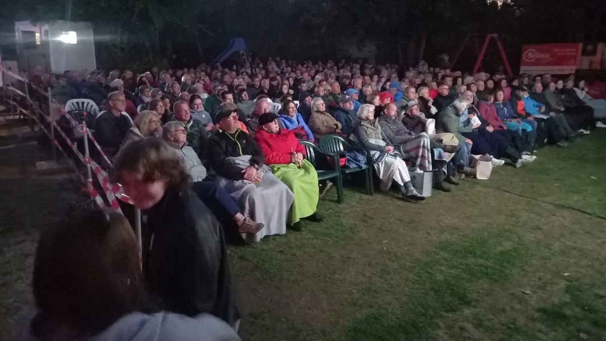 Auch wenn das Wetter verrückt spielte: Die Laune war beim an allen drei Tagen ausverkauften Open-Air-Kino am Salinenmuseum "Unteres Bohrhaus" bestens.