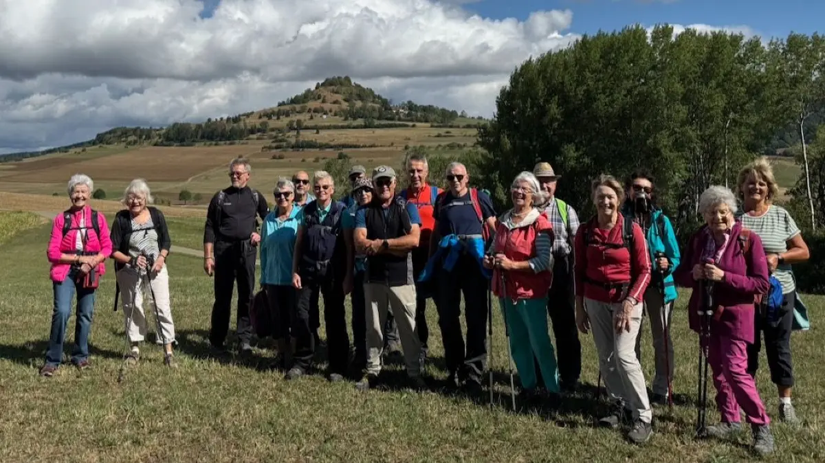 Die gut aufgelegte Wandergruppe des Schwarzwaldverein Schramberg bei ihrer Umrundung des Hohenkarpfen