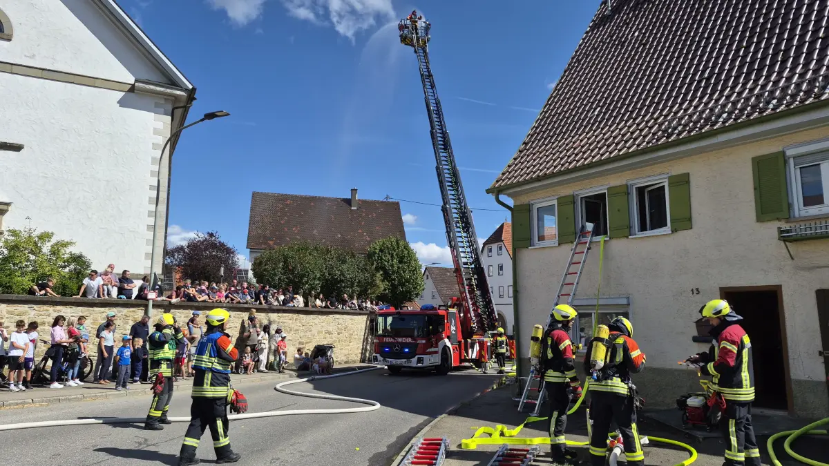 Zur Schauübung rückte der Löschzug Bisingen, Engstlatt und Ostdorf mit allen Fahrzeugen aus, unter anderem mit der Drehleiter aus Bisingen.