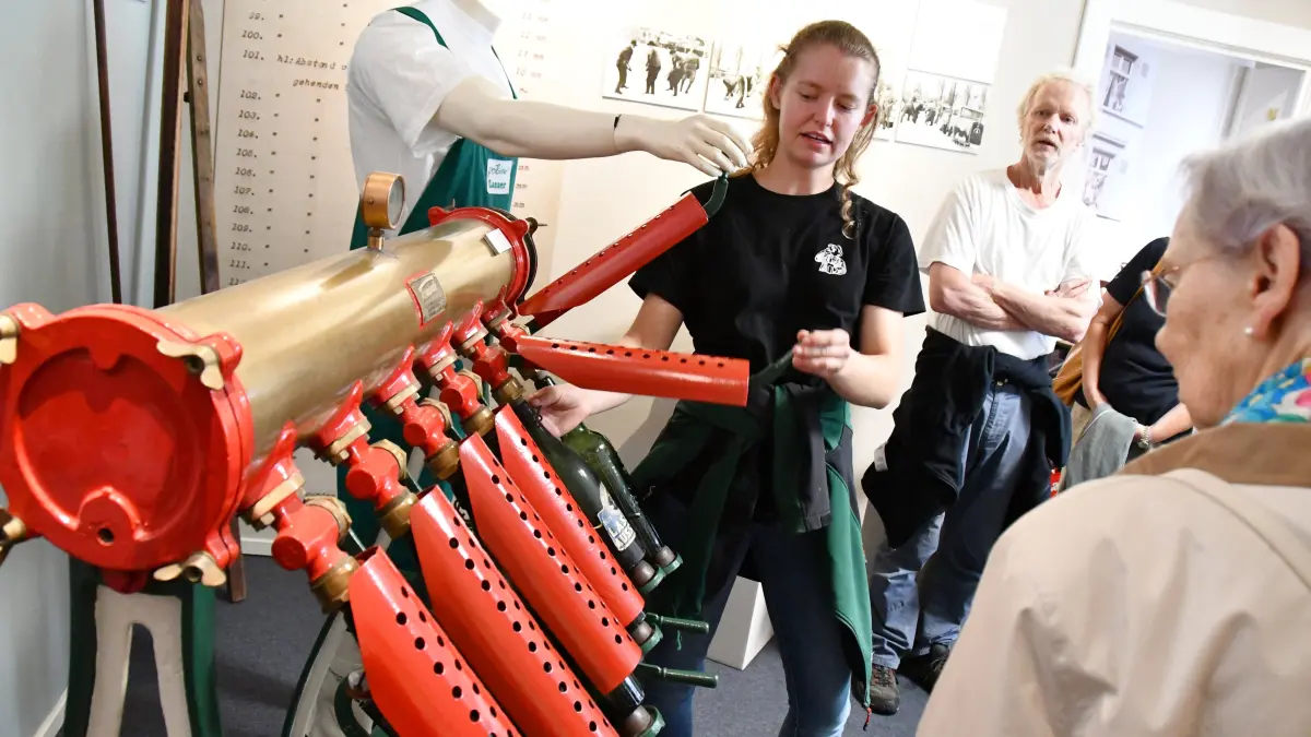 Die Führung durch die Brauerei Lasser im Rahmen des Seniorensommers wurde aufgrund großer Nachfrage zweimal angeboten. Hier zeigt Brauerin Lisa-Marie Strickle den Teilnehmern einem alten Flaschenfüller.