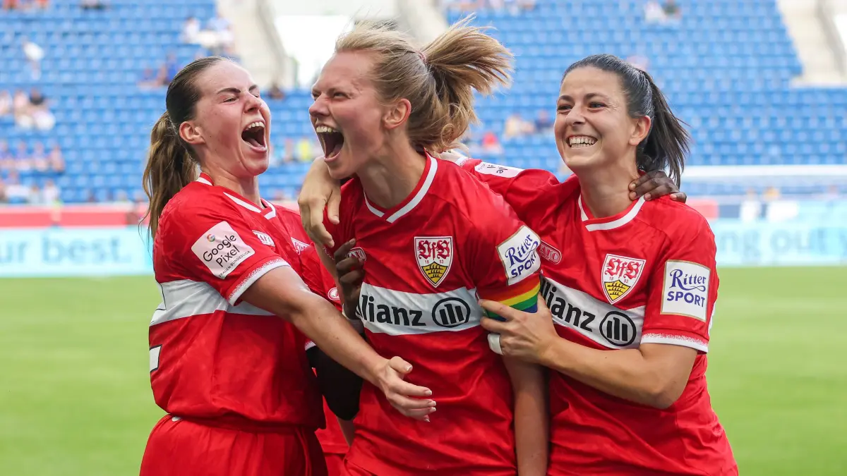 Fußball Frauen TSG Hoffenheim vs. VfB Stuttgart: 2026.8.23, Deutschland, Sinsheim, Fußball Frauen TSG Hoffenheim vs. VfB Stuttgart, v.l. Adriana Achcinska, Torschützin Maximiliane Rall, Chantal Hagel VfB jubeln über das Tor zum 1:1 *** August 23, 2026, Sinsheim, Germany, Women s Soccer: TSG Hoffenheim vs. VfB Stuttgart from left: Adriana Achcinska, goal scorer Maximiliane Rall, and Chantal Hagel of VfB celebrate the goal that tied the game at 11