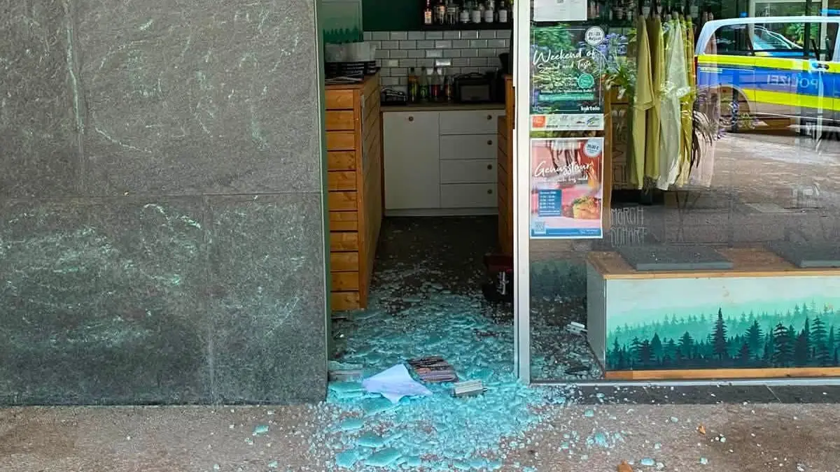 Die Scheiben der Cocktailbar im Kurpark wurden mutwillig eingeschlagen.